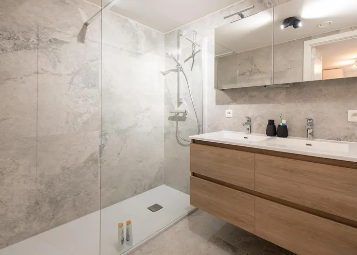 Wellington Waves Modern In *